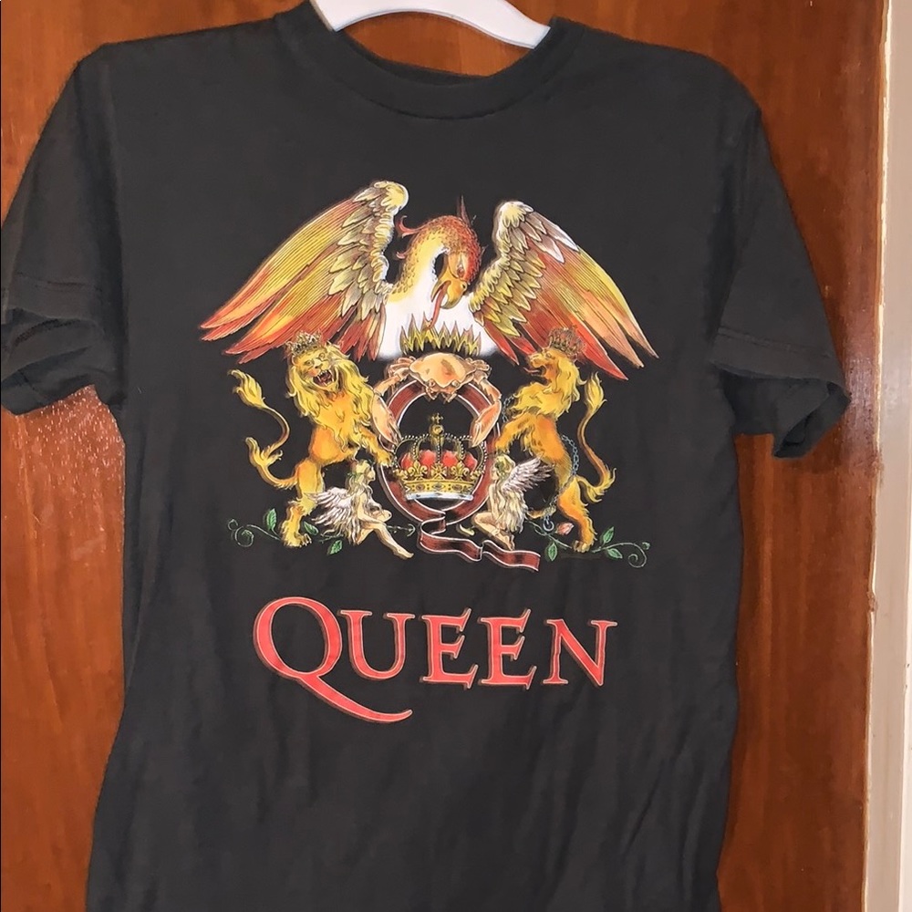 Queen Black and Red Short Sleeve Tee with Graphic Design